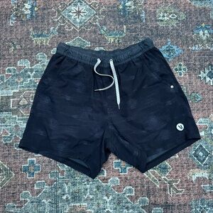 Men’s Vuori shorts; 5”; marled black; medium; worn